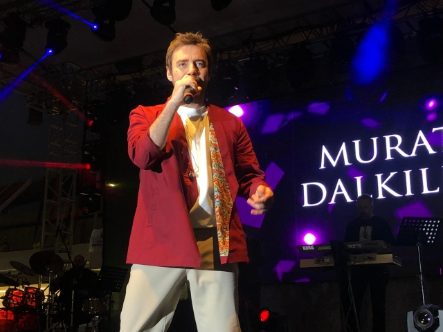 Isparta Meydan AVM'de Murat Dalkılıç konser verdi