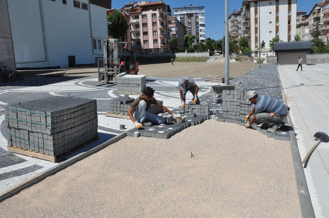 Isparta Müftülük hizmet binası etrafı begonit taşla donatıldı