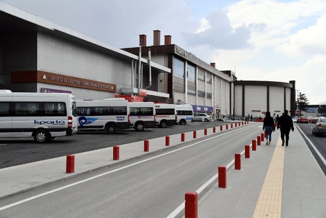 Isparta otogarda bulunan seyahat firmalarına ait servis araçları için özel park yeri yapıldı