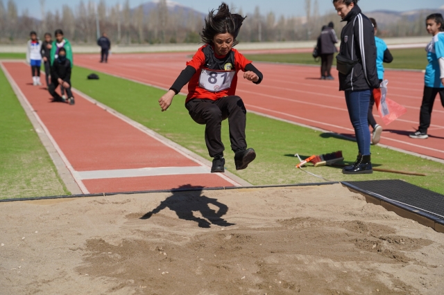 Isparta Sav Spor Kompleksi'nde Okul Sporları Küçük Kız ve Erkek Atletizm İl Birinciliği Başladı