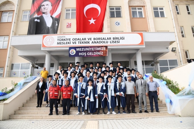 Isparta TOBB Mesleki ve Teknik Anadolu Lisesinde Mezuniyet Sevinci