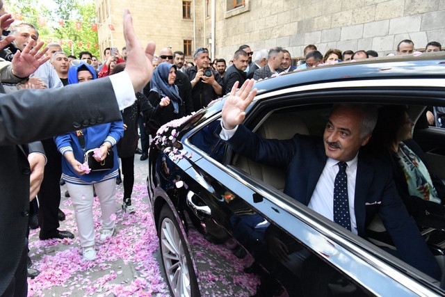 Isparta, Vali Ömer Seymenoğlu’na Güllerle Veda Etti