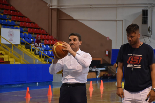 Isparta Valisi Baruş, 6 Mart Spor Salonu’nda sporcularla buluştu