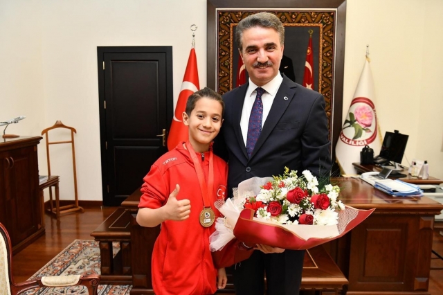 Isparta Valisi Baruş, Balkan Şampiyonu Sporcuyu Ağırladı ve Tebrik Etti