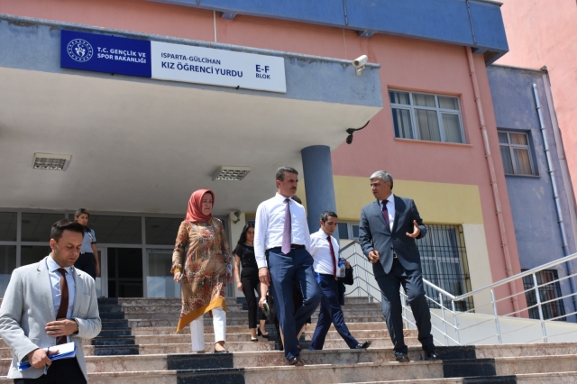 Isparta Valisi Baruş, öğrenci yurtlarında incelemelerde bulundu