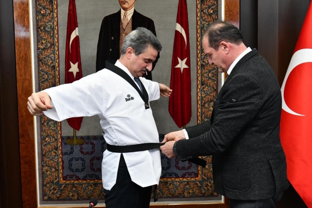 Isparta Valisi Baruş'a taekwondo kıyafeti ve siyah kuşak 