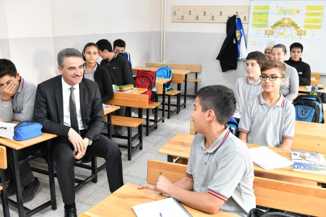 Isparta Valisi Baruş'un okul ziyaretleri