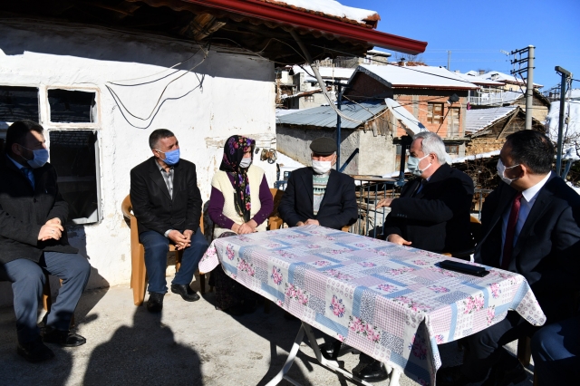 Isparta Valisi Seymenoğlu Bağıllı köyünde ikamet eden şehit ailemizi ziyaret etti