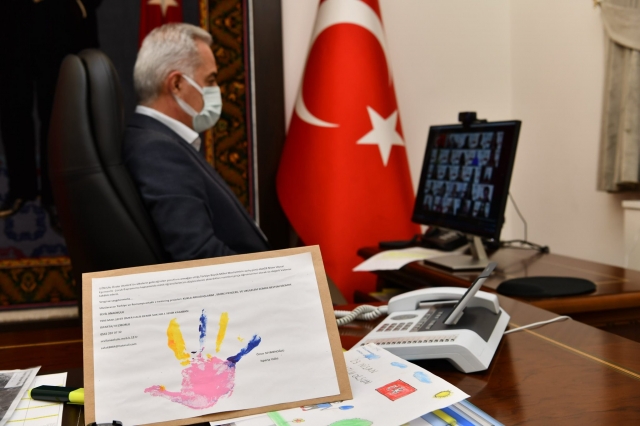 Isparta Valisi Seymenoğlu Bayram Coşkusunu Türk ve Rumen Öğrencilerle Paylaştı