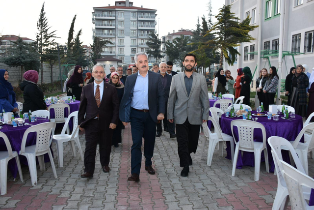 Isparta Valisi Seymenoğlu iftarda öğrencilerle bir araya geldi