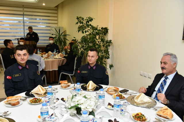 Isparta Valisi Seymenoğlu İl Jandarma Komutanlığı’nda düzenlenen iftar programına katıldı