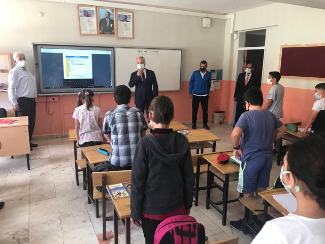 Isparta Valisi Seymenoğlu öğrencileri yalnız bırakmadı