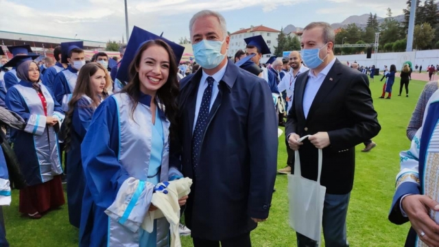 Isparta Valisi Seymenoğlu, öğrencilerin mutluluğunu paylaştı