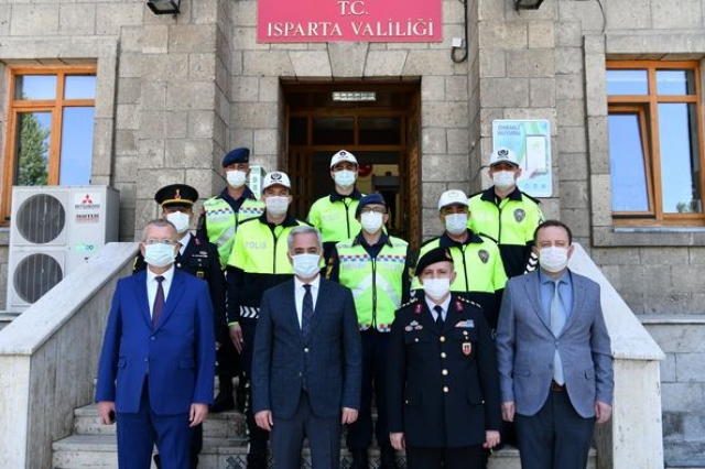 Isparta Valisi Seymenoğlu Trafik Personeline Başarı Belgesi Verdi