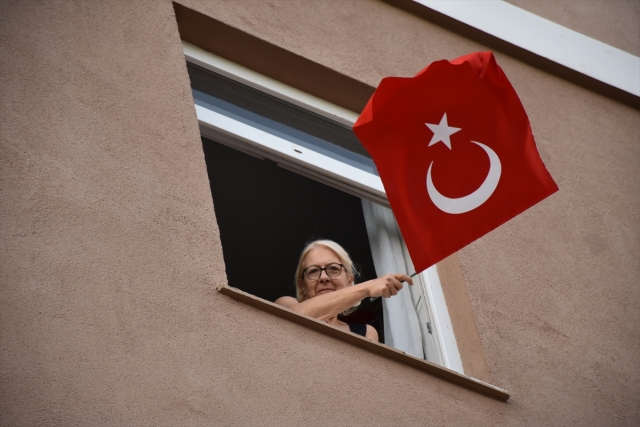 Isparta ve Burdur'da vatandaşlar balkonlarından Türk Bayrağı açıp İstiklal Marşı okudu
