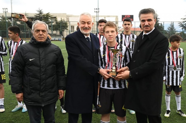 Isparta Zirvespor, U-14 Futbol Ligi'nde Şampiyonluk Kupasını Aldı