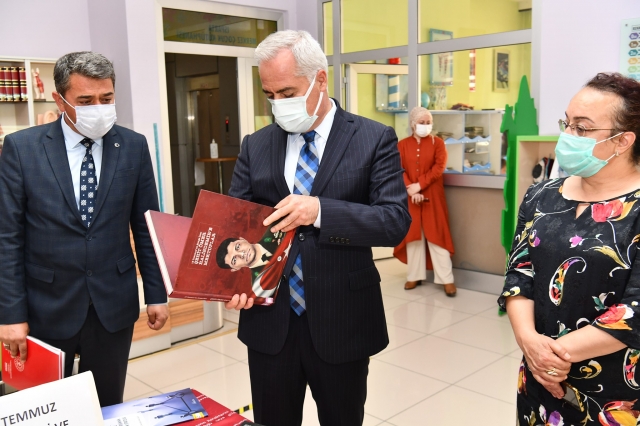 ISPARTA'DA 15 TEMMUZ KONULU KİTAP SERGİSİ ETKİNLİĞİ