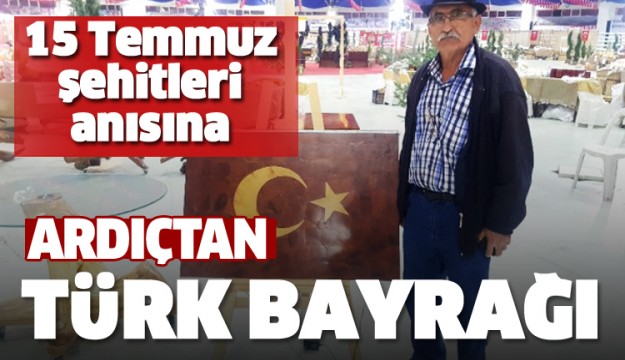 ISPARTA'DA 15 TEMMUZ ŞEHİTLERİ ANISINA ARDIÇTAN TÜRK BAYRAĞI YAPTI