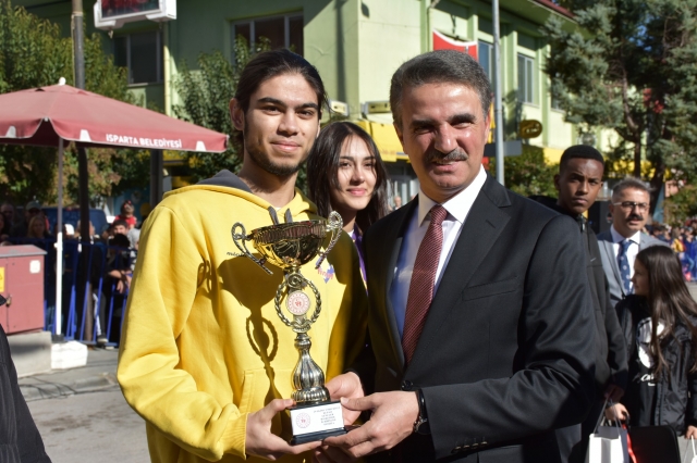 Isparta'da 29 Ekim Cumhuriyet Kupası Ödülleri ve Kahraman Ordumuzun Tören Geçidi