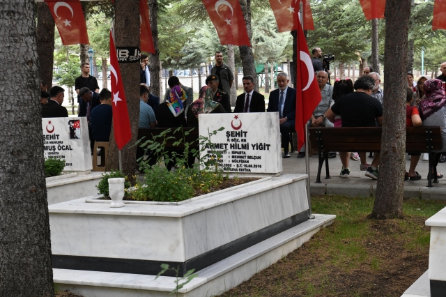 Isparta'da Arife Gününde Aziz Şehitlerimizin Kabirleri Ziyaret Edildi