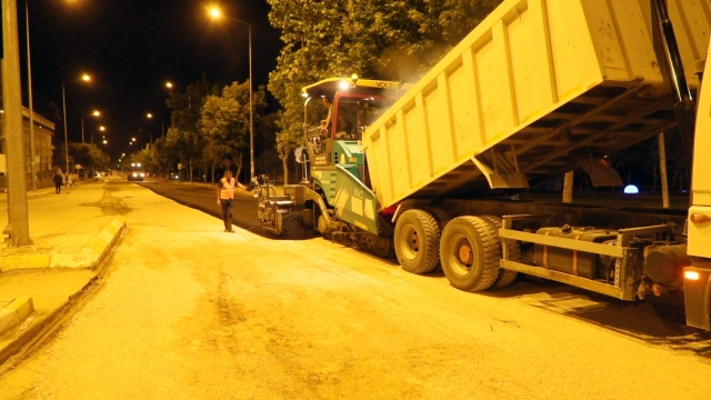 Isparta'da asfaltlamada gece mesaisi