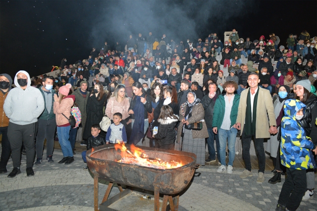 Isparta'da Ateş başındaki müzikler 90’lı yıllara götürdü