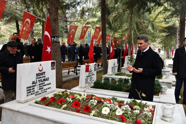 Isparta'da Aziz Şehitlerimiz Kabirleri Başında Anıldı