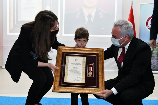 Isparta'da Aziz Şehitlerimizin Devlet Övünç Madalyaları ve Beratları Tevcih Edildi