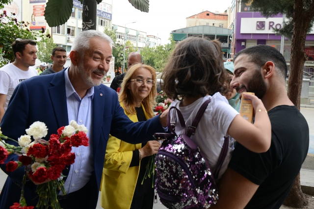 Isparta'da Babalar Günü dolasıyla karanfil dağıtıldı