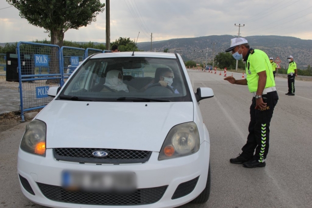 Isparta'da bayram süresince trafik denetimleri yapıldı sürücüler bilgilendirildi