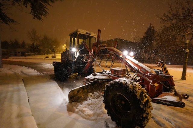 Isparta'da Belediyesi'nden karla mücadele çalışmaları