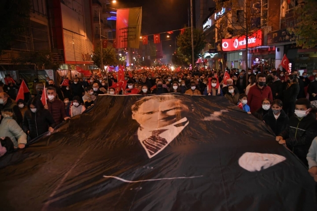 Isparta'da büyük coşku! Cumhuriyet Fener Alayı