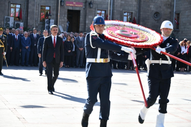 Isparta'da ​Cumhuriyetimizin kuruluşunun 99’uncu yıldönümü için Atatürk Anıtı’na çelenk sunma töreni düzenlendi