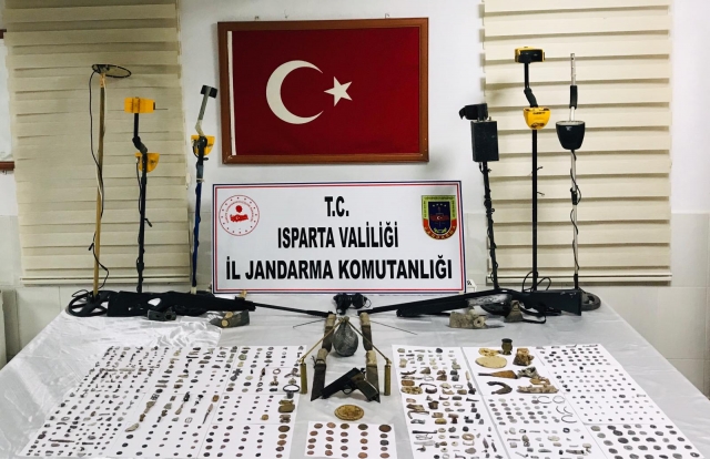 Isparta'da define avcıları yakalandı