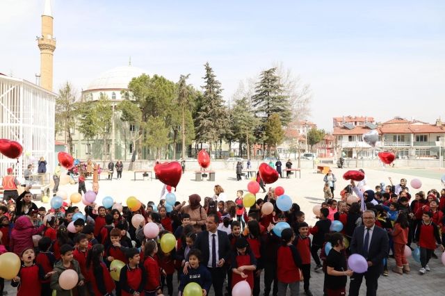 Isparta'da depremzede çocukar için Balon Uçurtma Etkinliği 