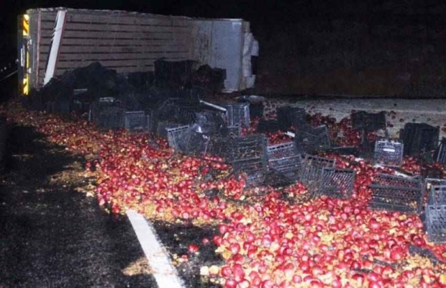 Isparta'da elma yüklü tır kazası? 