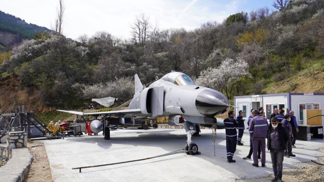 Isparta'da F4 Fantom savaş uçağının montajı tamamlandı
