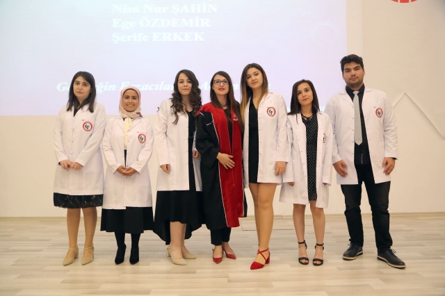 Isparta'da Genç Eczacılar Beyaz Önlüklerini Giydi