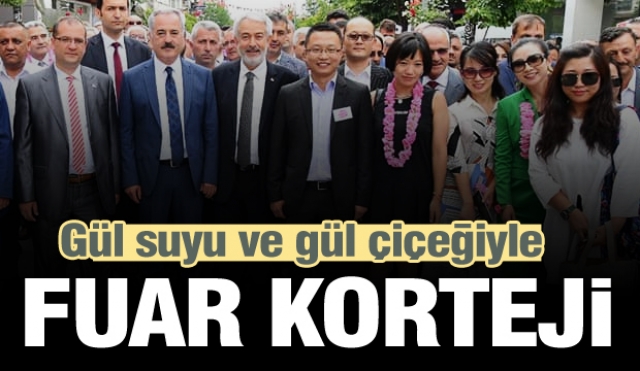 Isparta'da gül suyu ve gül çiçeğiyle fuar korteji