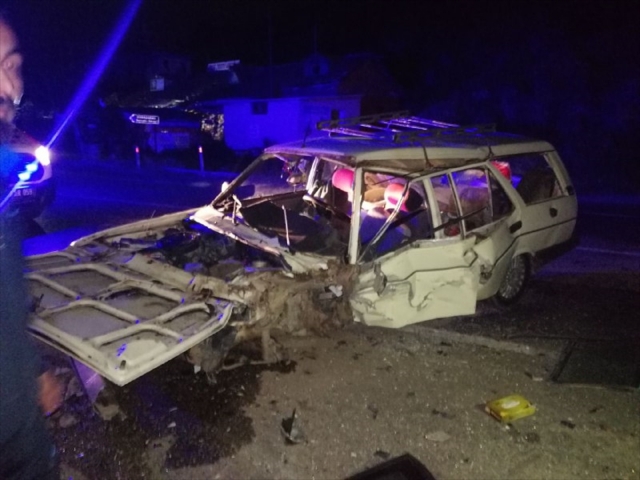 Isparta'da iki otomobil çarpıştı: 6 yaralı