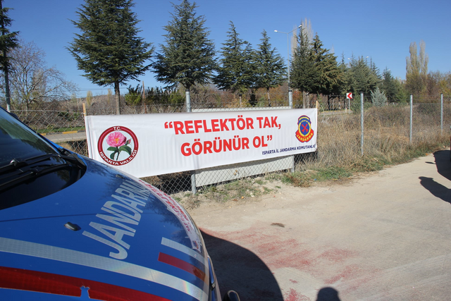Isparta'da ilçeye bağlı köylerde Römorklarına Reflektif Uyarı Levhası Takıldı