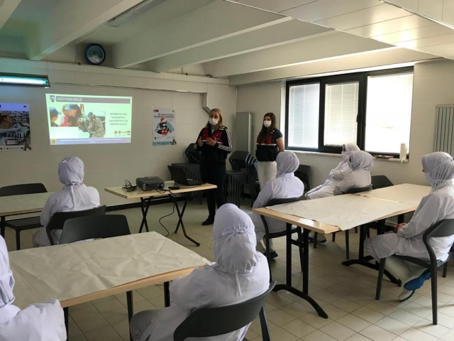 Isparta'da jandarmadan aile içi şiddetin önlenmesi konusunda bilgilendirme 