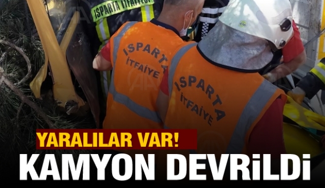 Isparta'da kamyon şarampole devrildi yaralılar var!