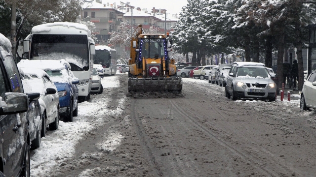 Isparta'da ​Karla mücadelede 24 saat mesai