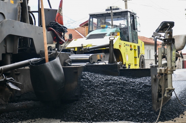 Isparta'da ​kırsalda Özel İdaresi ekiplerinin sıcak asfalt çalışmaları 