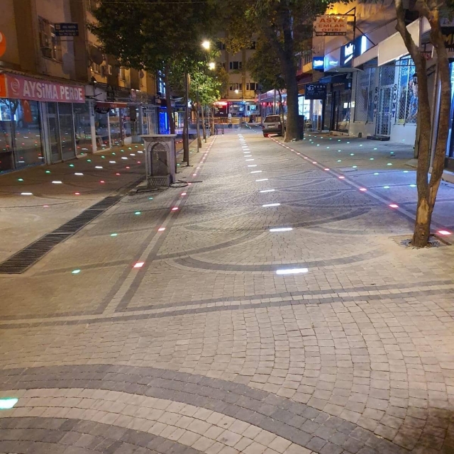 Isparta'da matbaalar caddesi ışıl ışıl oldu lambaları yandı