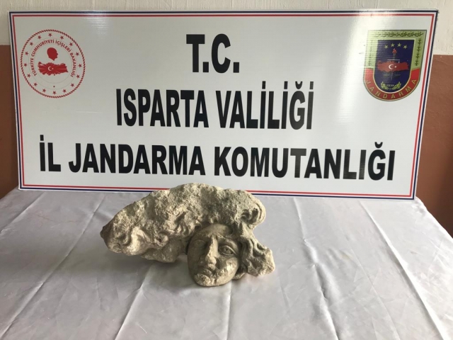 Isparta'da Medusa Başı heykeli ele geçirildi