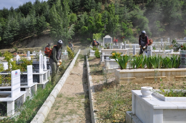 Isparta'da Mezarlık alanları bayram ziyaretine hazır hale getirildi