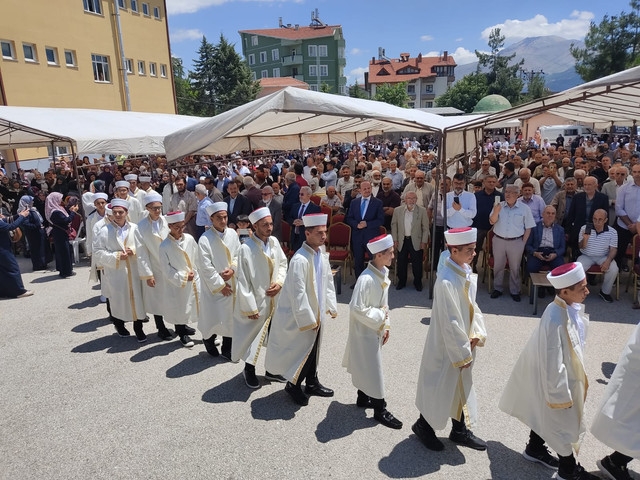 Isparta'da mezun olan 33 öğrenci icazet aldı