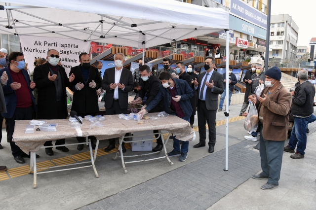 Isparta'da Miraç Kandili dolaysıyla helva dağıtıldı